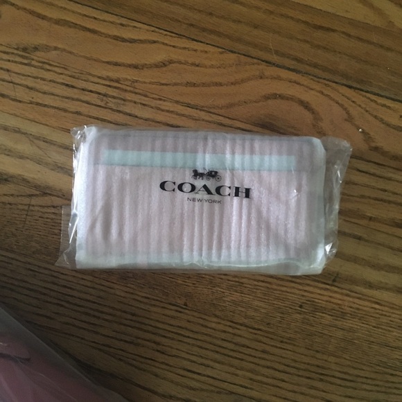 Brand new Lillie carryall and wallet in bubblegum - Picture 8 of 16